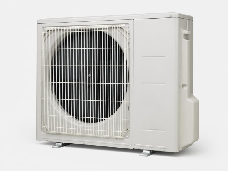 Balta Mitsubishi Electric Eco Inverter Split sistēmas āra daļa ar ventilatoru priekšpusē.